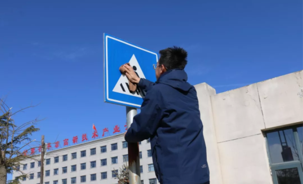 文明创建我先行 ——乐鱼在线平台-乐鱼在线官网
团委开展环境卫生整治志愿活动(图3)