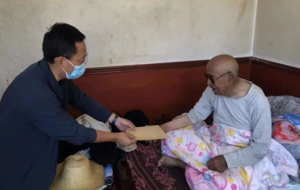 乐鱼在线平台-乐鱼在线官网
赴帮扶村对接工作并慰问困难党员(图2) 乐鱼在线平台-乐鱼在线官网
赴帮扶村对接工作并慰问困难党员(图2)